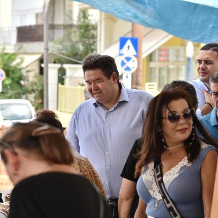 Στη λαϊκή αγορά της Θερίσσου ο Μιχάλης Καραμαλάκης