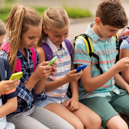 social media παιδί