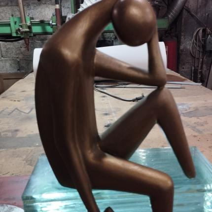 Ο “Σκεπτόμενος” ένα γλυπτό που ενσαρκώνει τον απανταχού πρόσφυγα