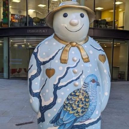 Επιβλητικοί Χιονάνθρωποι συναντούν τα Χριστούγεννα στο Λονδίνο