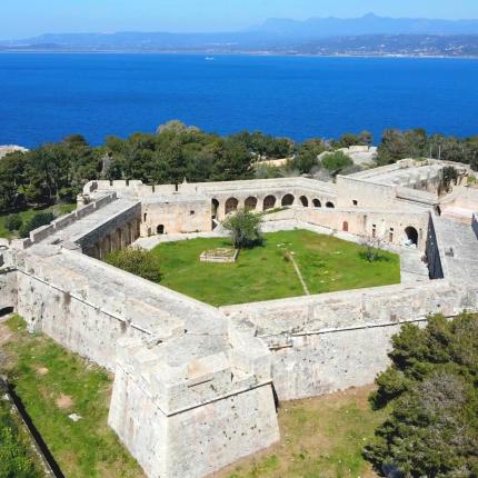 Νιόκαστρο: Το εντυπωσιακό φρούριο της Πύλου από ψηλά 