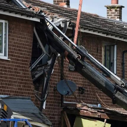  γερανός έπεσε πάνω σε σπίτι 