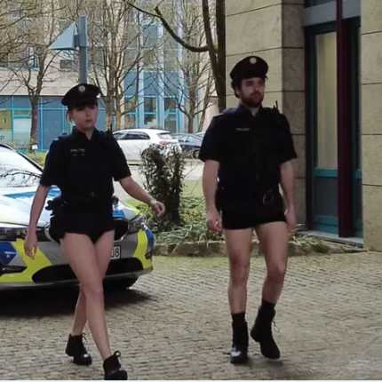 Οι αστυνομικοί “πέταξαν” τα παντελόνια για να διαμαρτυρηθούν