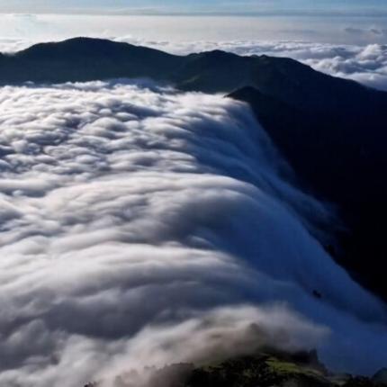 Ένας σπάνιος «καταρράκτης» από σύννεφα