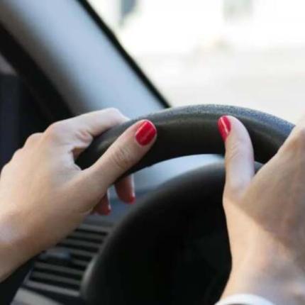 γυναίκα οδηγός