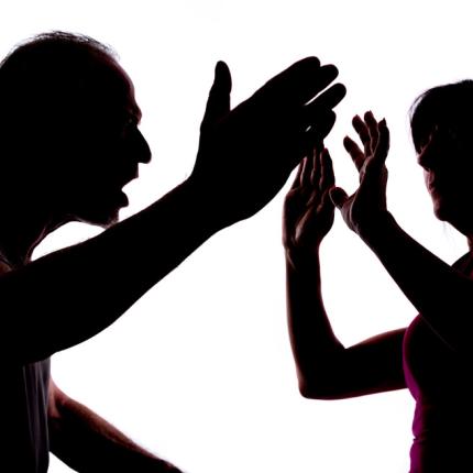 ενδοοικογενειακή βία