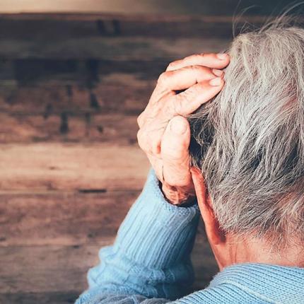 ηλικιωμένη σε απόγνωση 