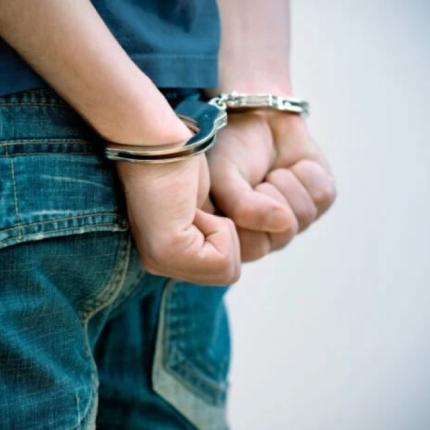 χειροπέδες ανήλικος