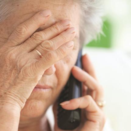 Ηλικιωμένη - τηλεφωνική απάτη 