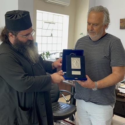 Παράδοση τιμητικής πλακέτας στον Δήμαρχο, από την Ιερά Μονή Τοπλού