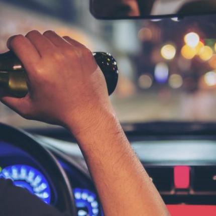 Οδήγηση - τιμόνι - αλκοόλ - μεθυσμένος οδηγός 