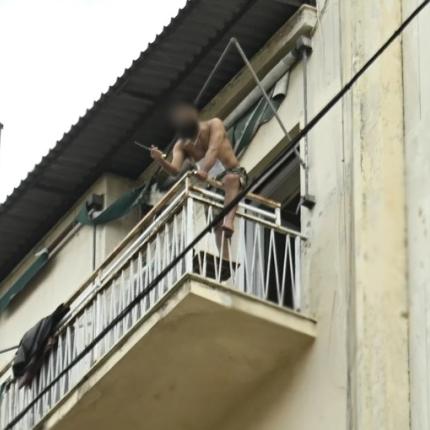 άνδρας απειλει