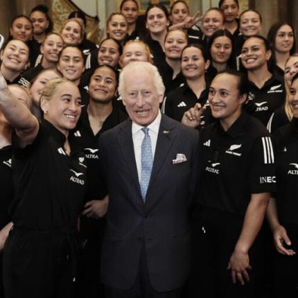 ΝΑΣΙΛΙΑΣ ΚΑΡΟΛΟΣ ΜΕ ΕΛΛΗΝΙΚΗ ΓΡΑΒΑΤΑ