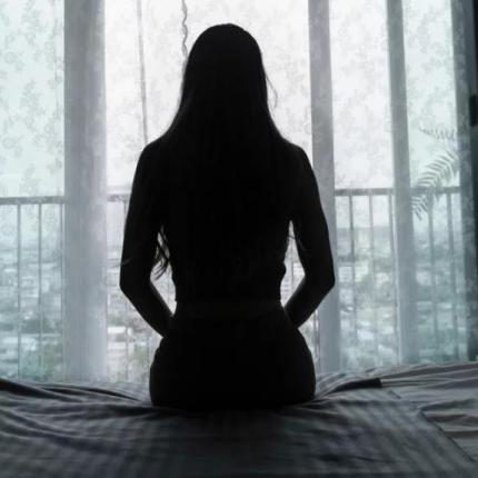 ΓΥΝΑΙΚΑ ΣΠΙΤΙ