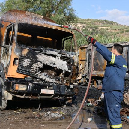Φωτιά στο αμαξοστάσιο του Δήμου Μαλεβιζίου