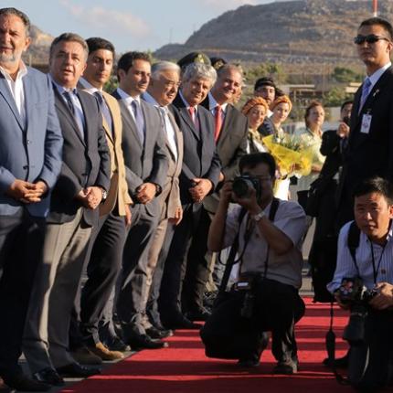 Τα χαμόγελα,τα πολιτικά κους - κους και η Όλγα που έκλεψε την παράσταση στο αεροδρόμιο (φωτογραφίες)