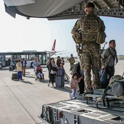 Βρετανός στρατιώτης επιτηρεί την επιχείρηση εκκένωσης από το αεροδρόμιο της Καμπούλ.