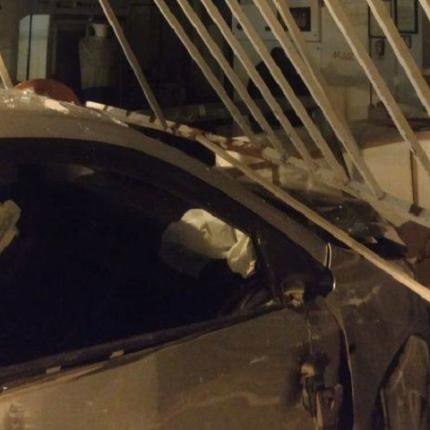 αυτοκίνητο βρέθηκε μέσα σε καθαριστήριο.jpg