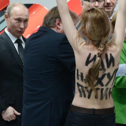 Οι γυμνόστηθες "ξαναχτύπησαν" κατά του Πούτιν (βίντεο)