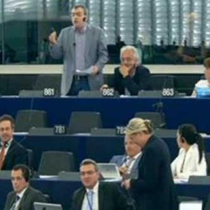 Ο Μάρτιν Σούλτς έδιωξε από την αίθουσα ευρωβουλευτή του ΚΚΕ