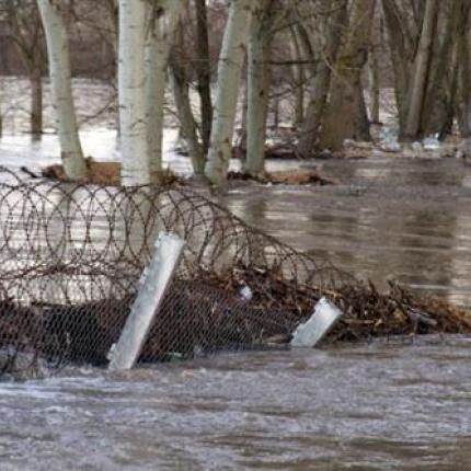 «Βούλιαξε» και ο φράχτης στον Έβρο