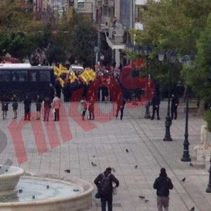 Σε εξέλιξη η διαμαρτυρία σχολικών φυλάκων στο Σύνταγμα