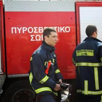 Φωτιά σε εγκαταλελειμμένο κτίριο στο κέντρο της Αθήνας
