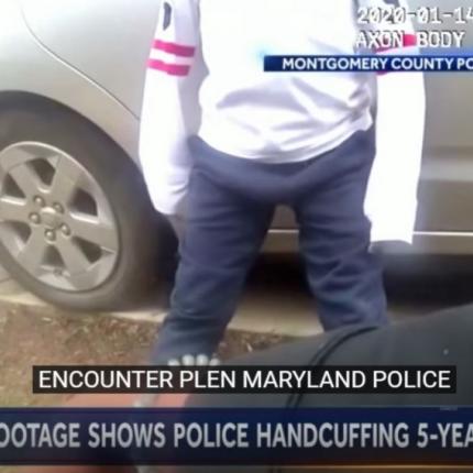 Αστυνομικοί συλλαμβάνουν 5χρονο