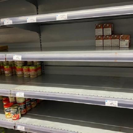 αδεια ράφια στα σουπερ μάρκετ