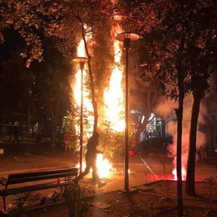 Στην πυρά, για δεύτερη φορά το χριστουγεννιάτικο δέντρο στα Εξάρχεια