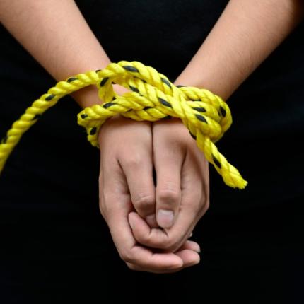 την έδεσε και την φίμωσε .jpg