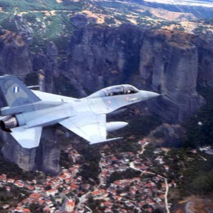 Ένα από τα δύο διθέσια F-16D (s/n) 146, φωτογραφημένο πάνω από τα Μετέωρα. (Φωτογραφία: Βασίλης Παπαχρήστου, πηγή: aviationlive.org)