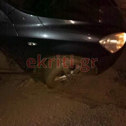 Το αυτοκίνητο έπεσε στο χαντάκι που άφησαν τα συνεργεία...