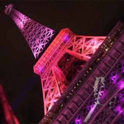 Και ο Πύργος του Άιφελ... εγένετο ροζ!