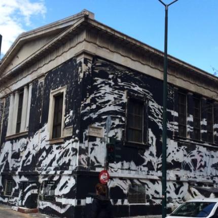 Διχάζει το γκράφιτι που κάλυψε σε μία νύχτα το Πολυτεχνείο