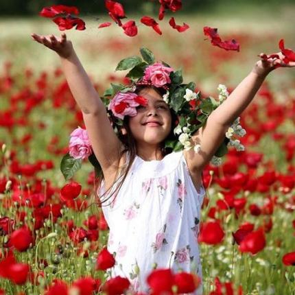 πρωτομαγιά παπαρούνες κορίτσι