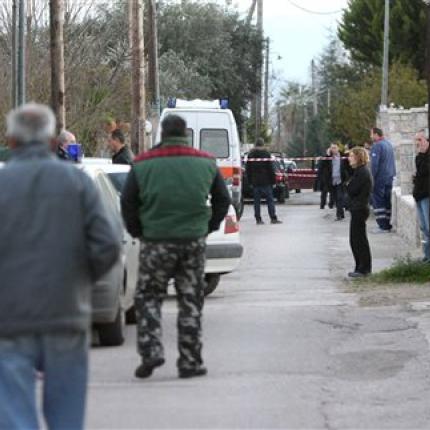 Σε ποινικούς στρέφονται οι έρευνες για την εν ψυχρώ εκτέλεση του αρχιφύλακα