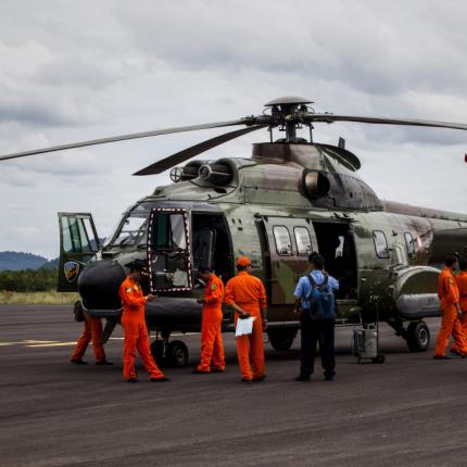 Iνδονησία: Δύτες ανέσυραν άλλα τέσσερα πτώματα από το αεροσκάφος της AirAsia 