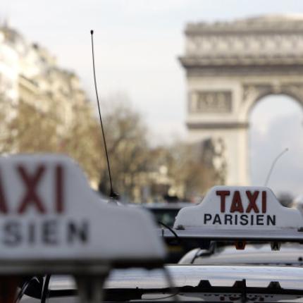 Οι οδηγοί ταξί διαμαρτύρονται στο Παρίσι για την Uber - Απαγορεύουν από την 1η Ιανουαρίου την εφαρμογή