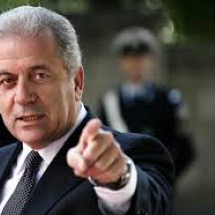 Δ. Αβραμόπουλος: Έξυπνα - έξυπνα .."έκοψε" τον εθνικό ύμνο των Σκοπίων 