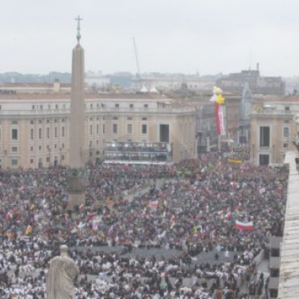 Άρχισε η τελετή αγιοποίησης των παπών Ιωάννου Παύλου του Β’ και Ιωάννη ΚΓ'