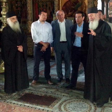 Με εικόνα του Αγίου Αλεξίου στα χέρια, επιστρέφει ο Αλέξης Τσίπρας από το Άγιος Όρος