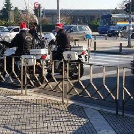 Αστυνομικοί σε ρόλο ... Άγιου Βασίλη στη Θεσσαλονίκη
