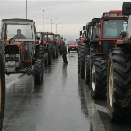 Μπλόκα στήνουν οι αγρότες στη Βόρεια Ελλάδα