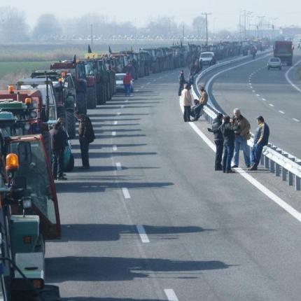 Λάρισα: Έκλεισαν οι αγρότες τον κόμβο Νίκαιας - Άνοιξε η Κουλούρα