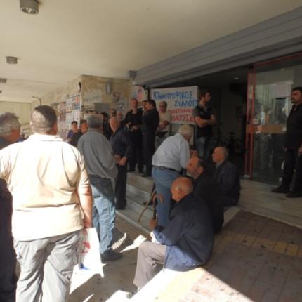 Τα ΜΑΤ έδιωξαν το πρωί τους αγρότες από την Εφορία στα Χανιά