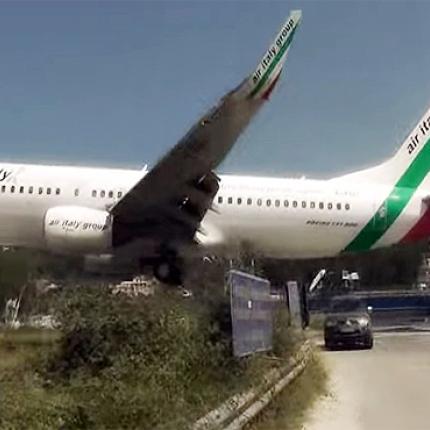 Τα αεροπλάνα σχεδόν... αγγίζουν τα κεφάλια των λουόμενων στη Σκιάθο (Βίντεο)