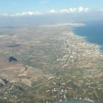 Πετώντας πάνω από τη βόρεια ακτογραμμή της Κρήτης - Εντυπωσιακό βίντεο