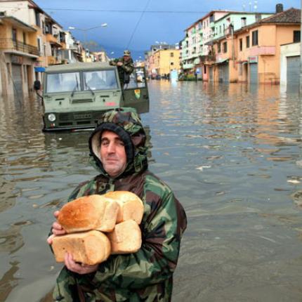 Αλβανία: Τρεις άνθρωποι έχασαν τη ζωή τους από πλημμύρες