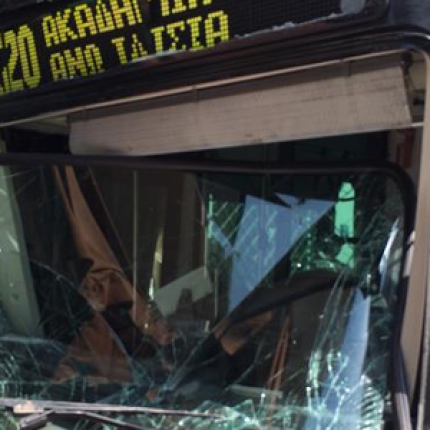 Λεωφορείο "κάρφωσε" μέσα σε καφατέρια στα Ιλίσια (φωτογραφίες)